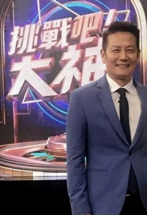 丰满白嫩广东骚人妻美少妇与秃顶老外同事偸情啪啪无套内射耶耶叫个不停 - OWOAV